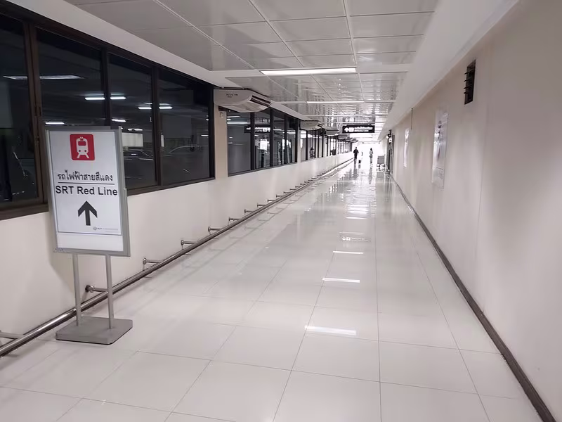 Step-free walkway from Don Mueang Airport to the station